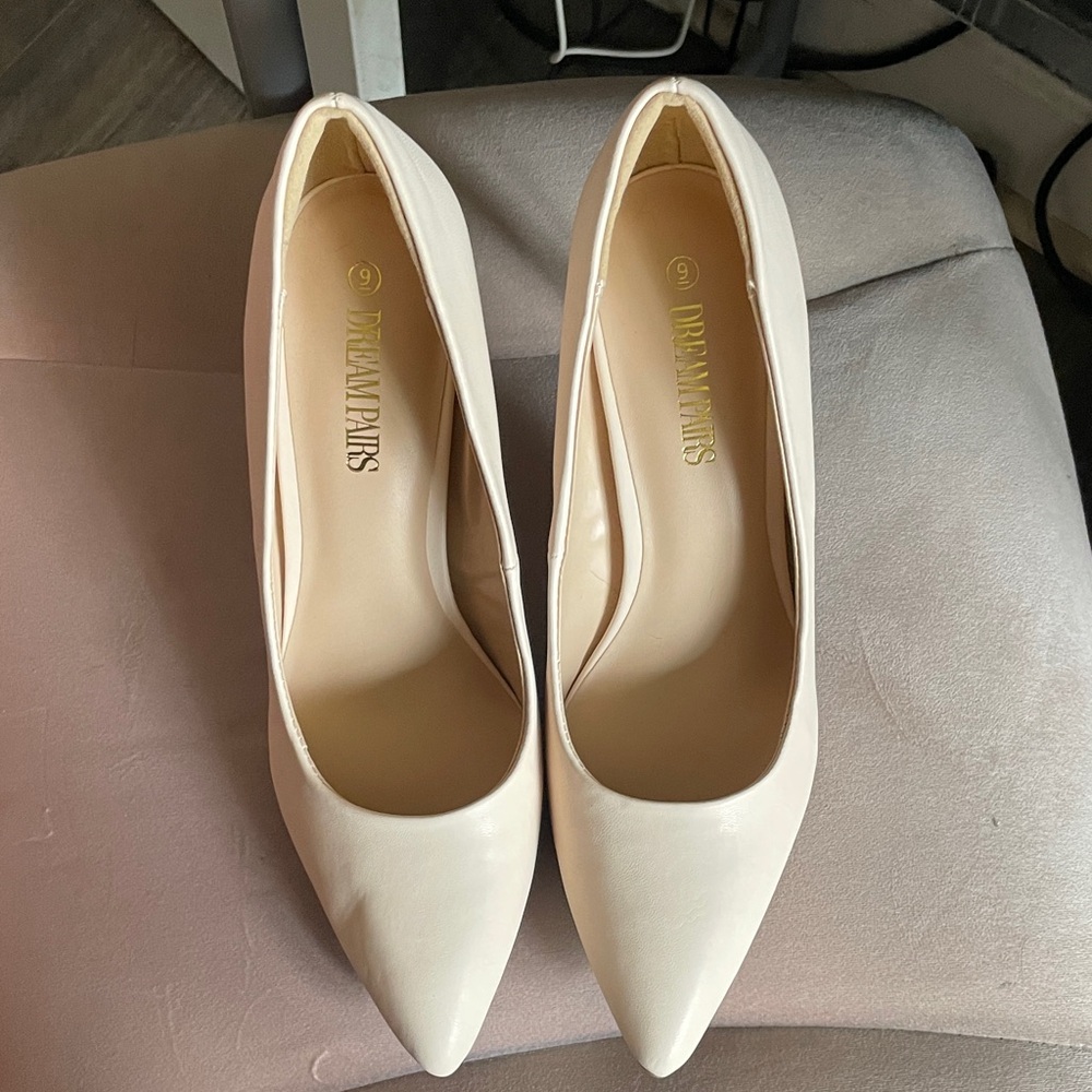 NWOT Dream Pairs Elegant Nude Heels - Picture 2 of 5